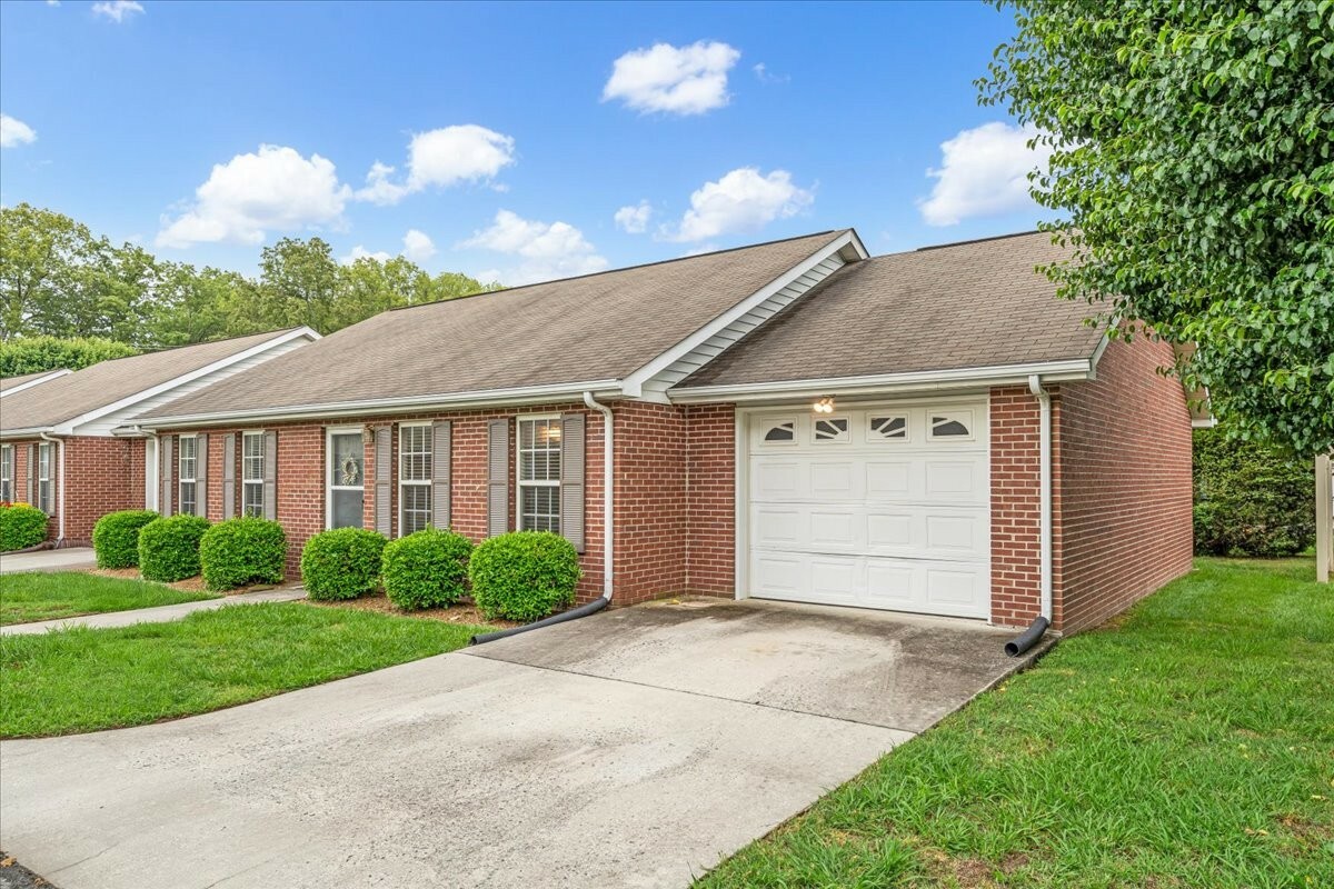 Property Photo: 105 Middleton Ct TN 37388