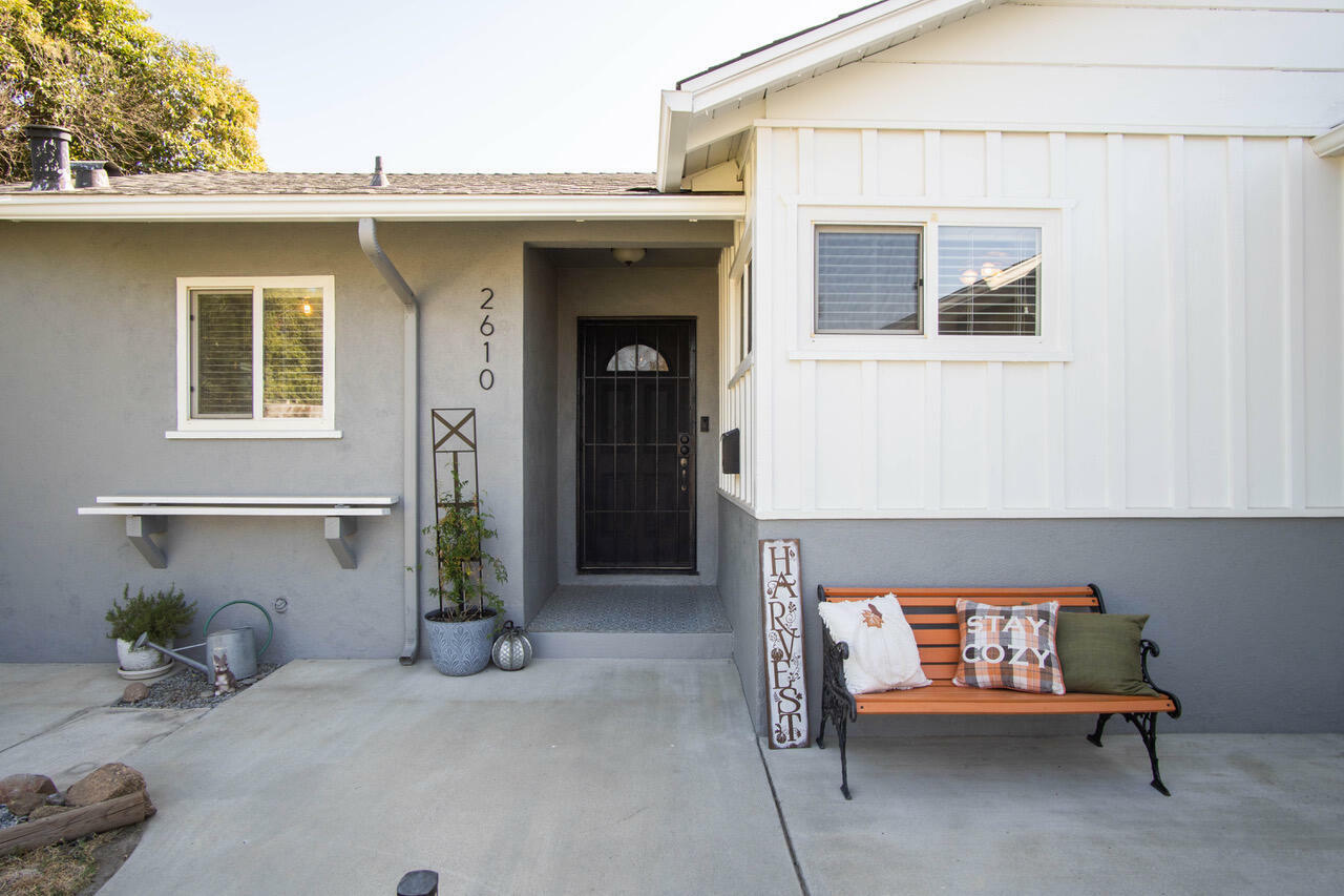 Property Photo:  2610 S Locust Street  CA 93277 