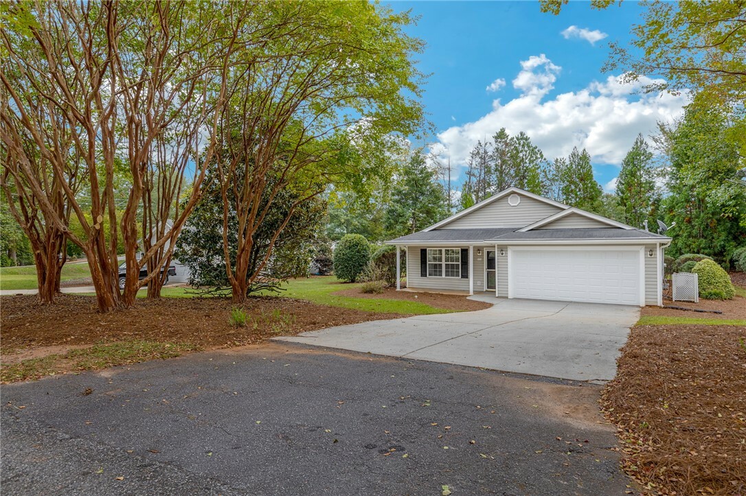 Property Photo:  103 Laurel Drive  SC 29670 