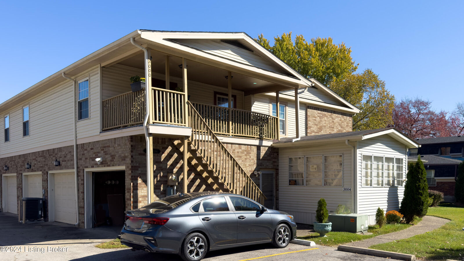 Property Photo:  3000 Treeview Ct  KY 40214 