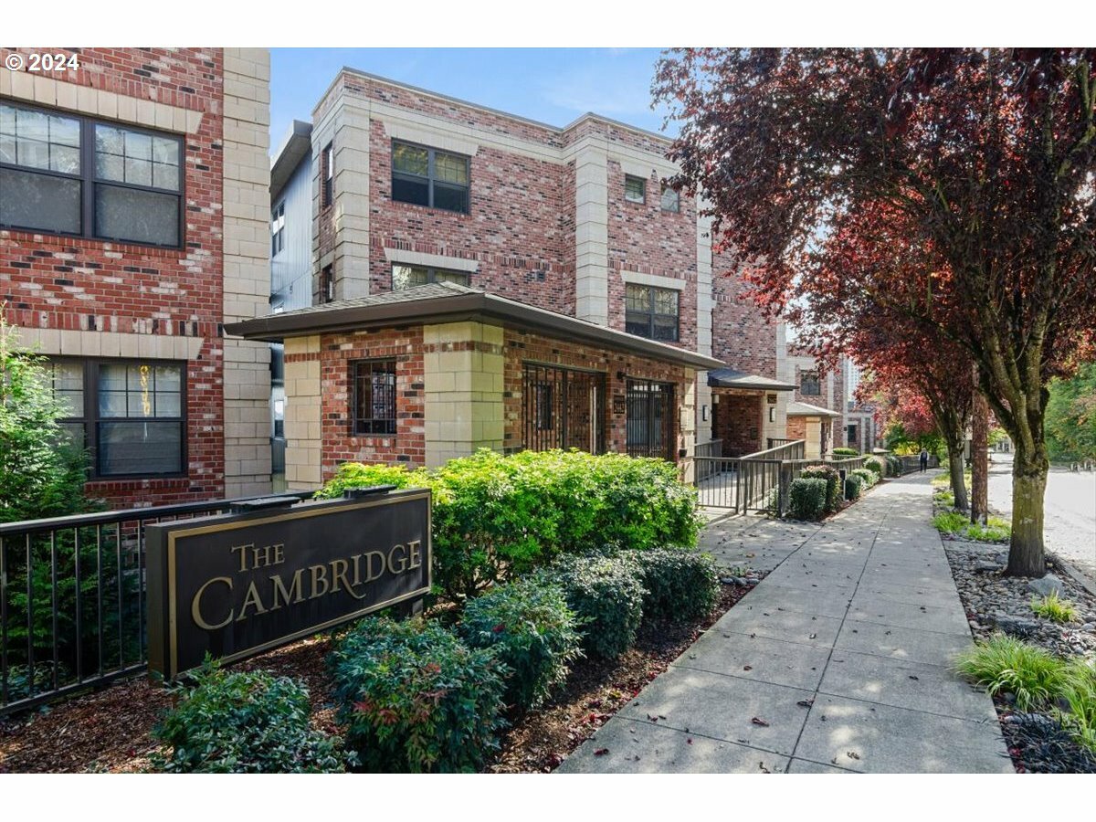 Property Photo: 2442 NW Westover Rd 3-202 OR 97210