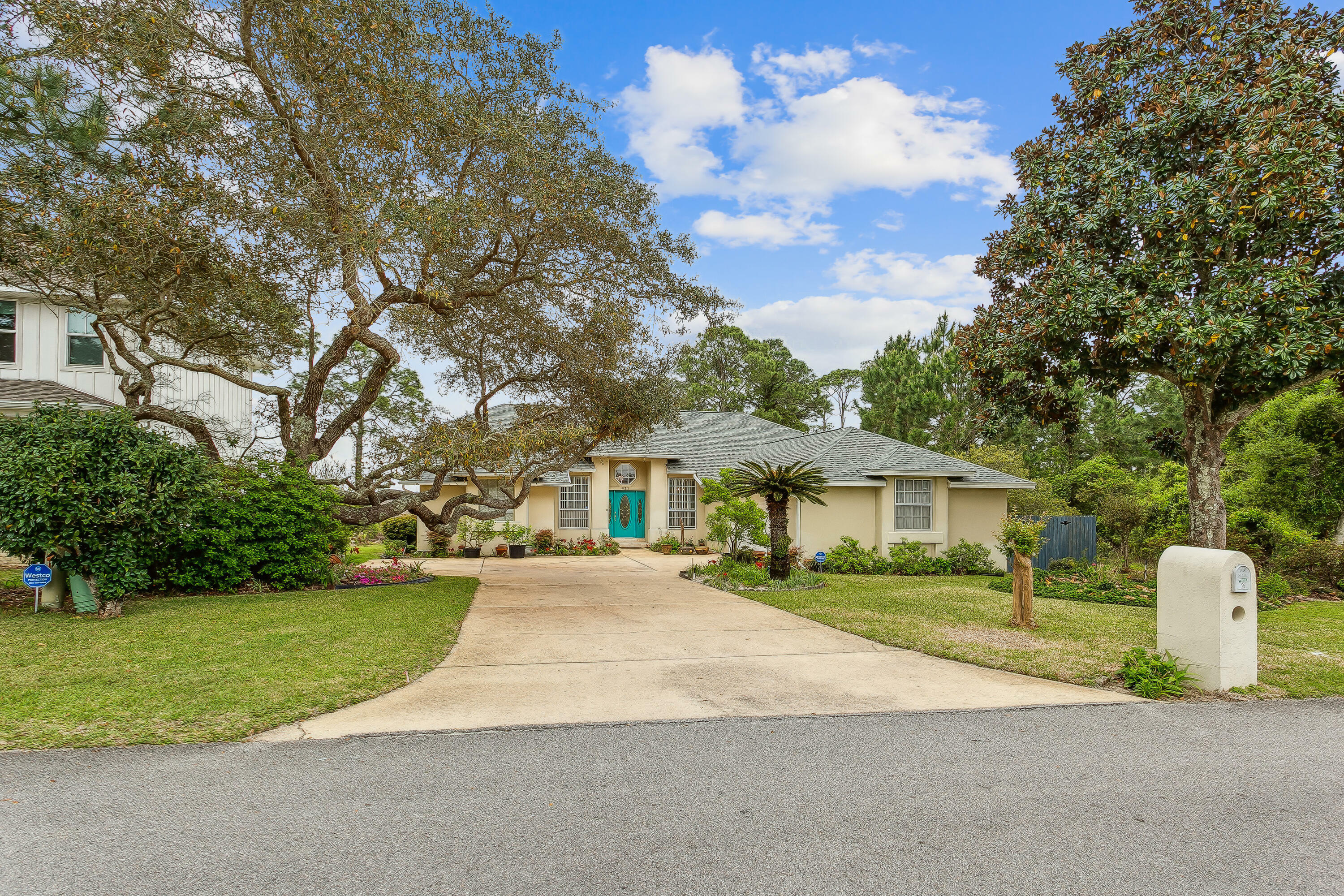 Property Photo:  421 Emerald Pointe Drive  FL 32569 