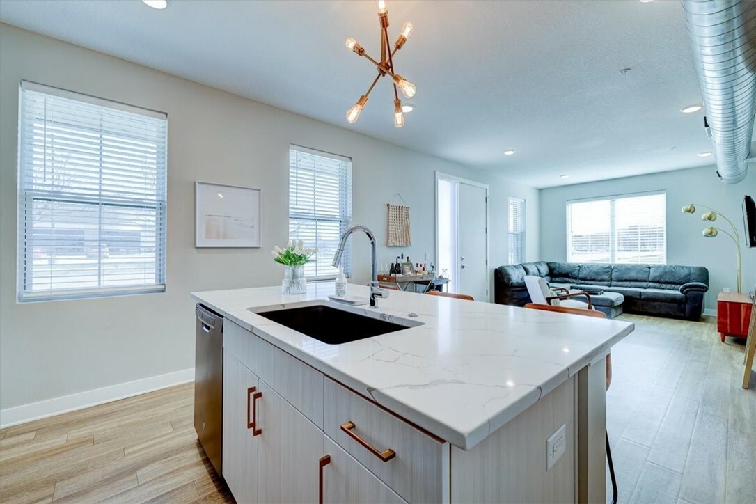 Property Photo:  450 SW 7th Street 105  IA 50309 