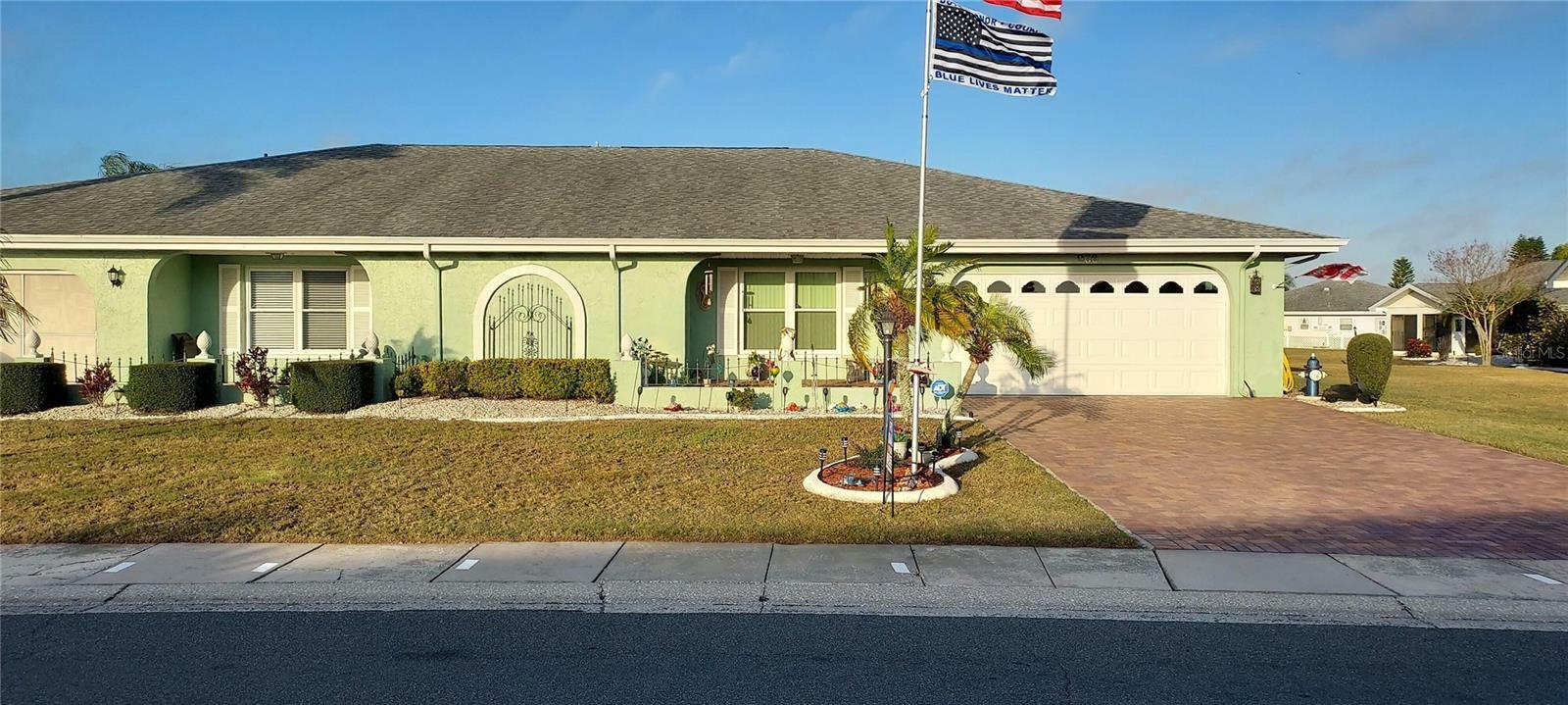 Property Photo: 906 Bluewater Drive FL 33573