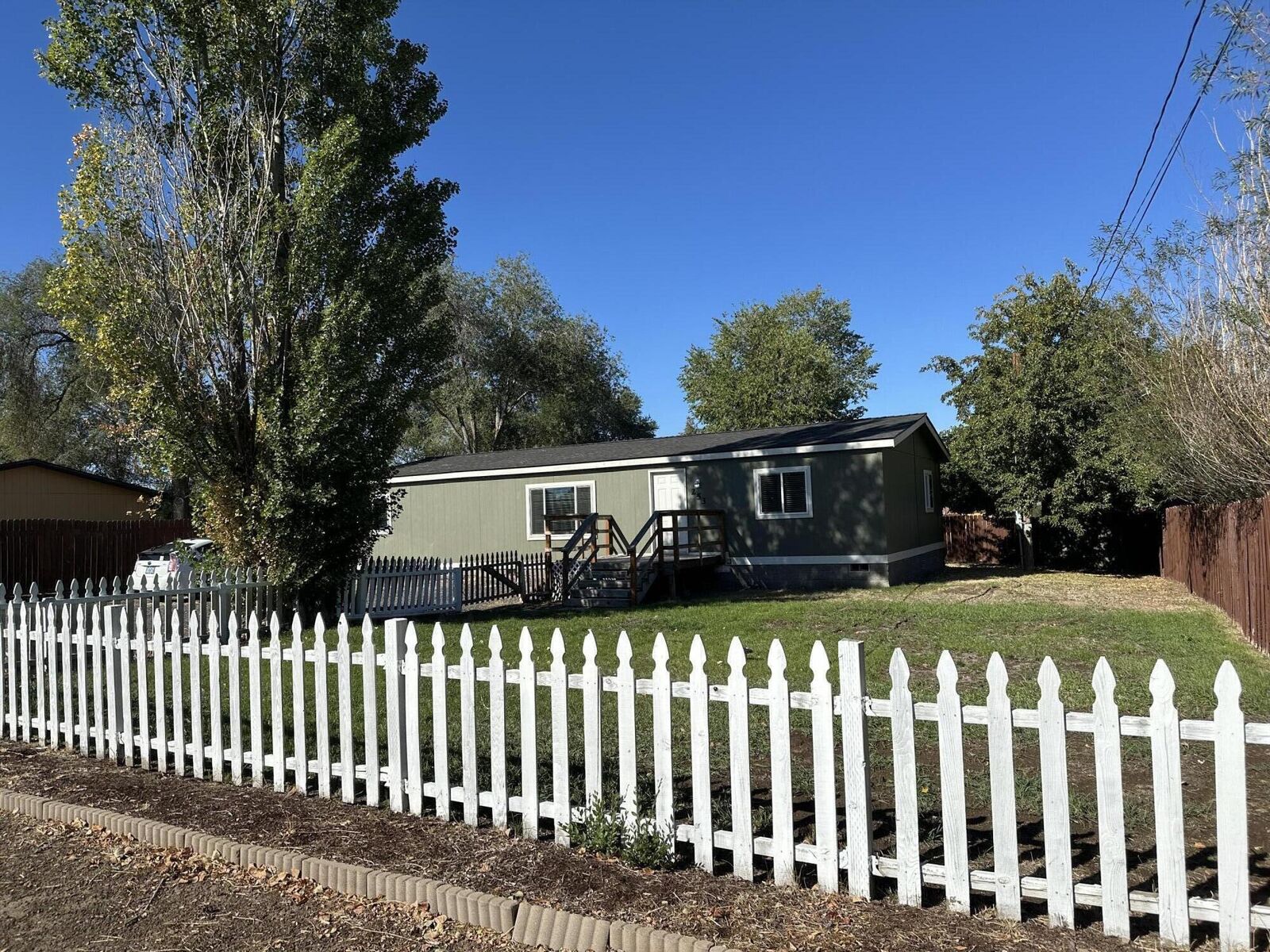Property Photo: 253 Jefferson Avenue OR 97741