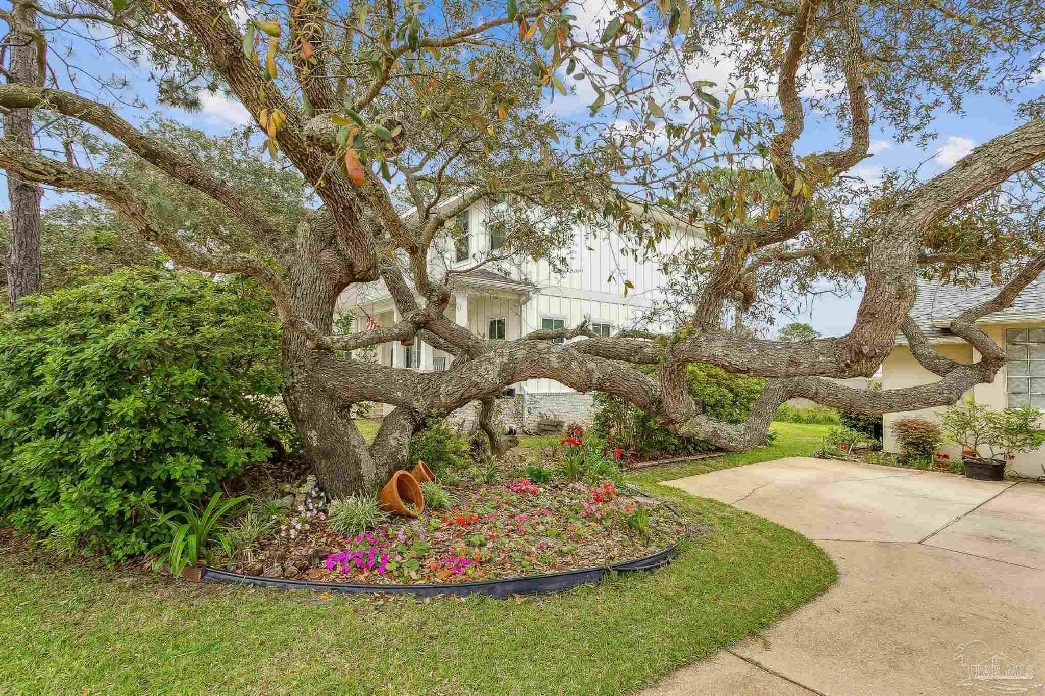 Property Photo:  421 Emerald Pointe Dr  FL 32569 