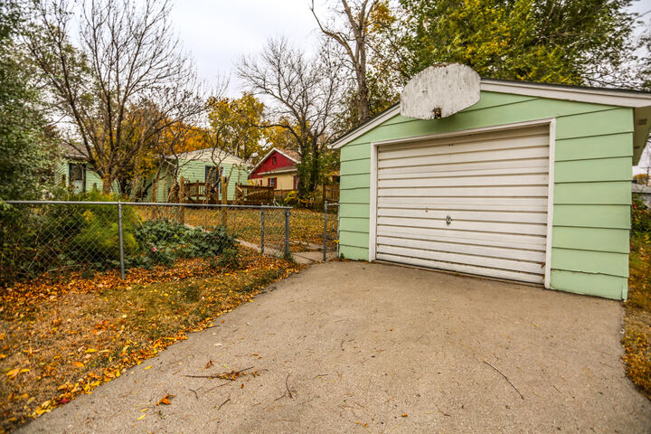 Property Photo:  806 S Cochrane St  SD 57401 