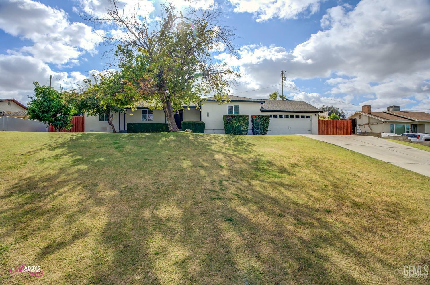 Property Photo:  715 Skyline Avenue  CA 93305 