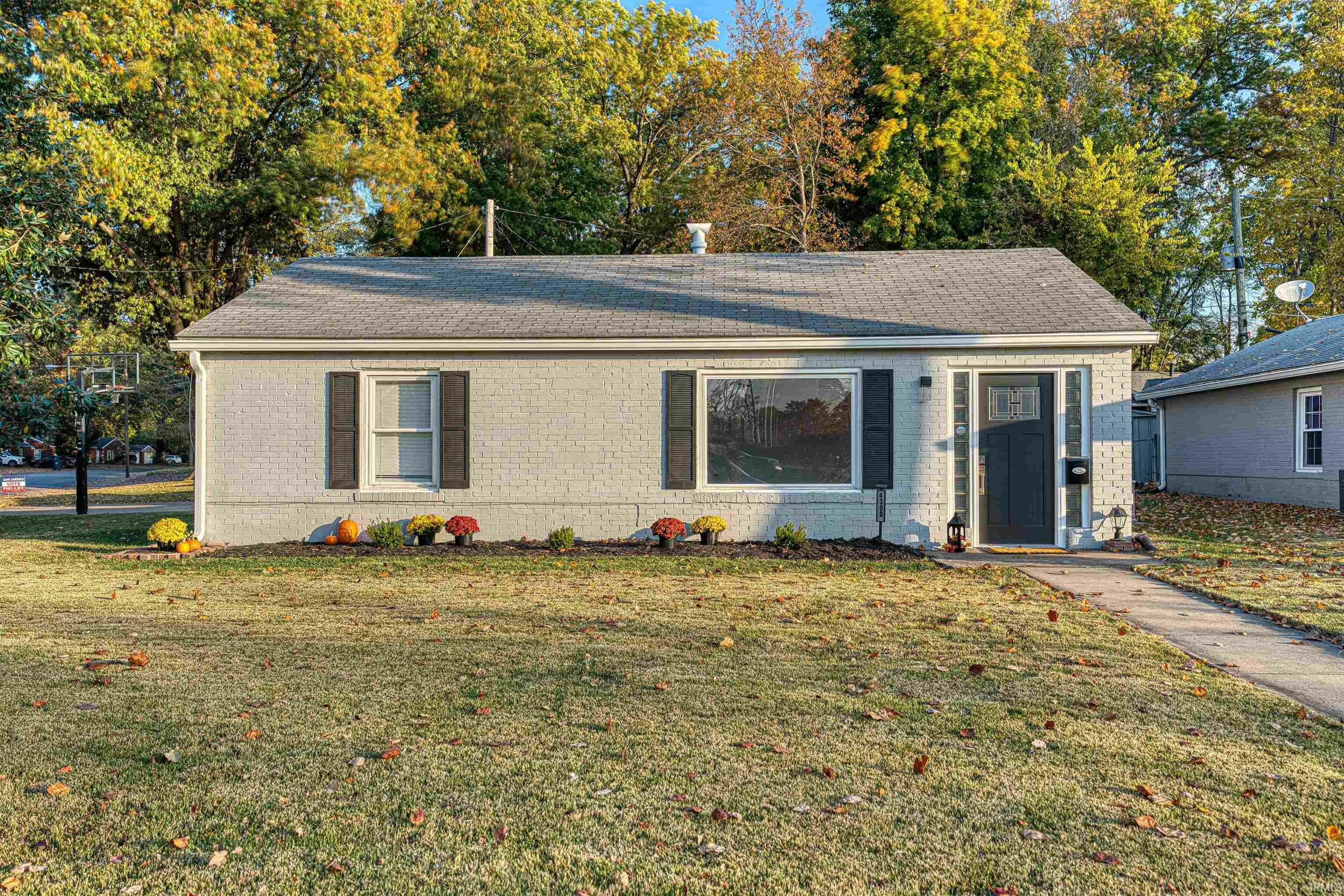 Property Photo: 4300 E Oak Street IN 47714