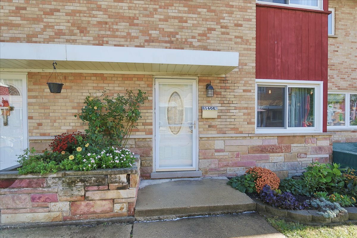 Property Photo:  160 E Northwest Highway E  IL 60016 