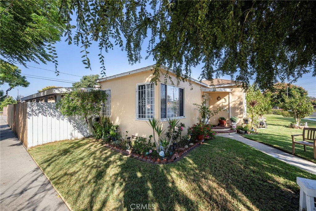 Property Photo:  301 E Scott Street  CA 90805 