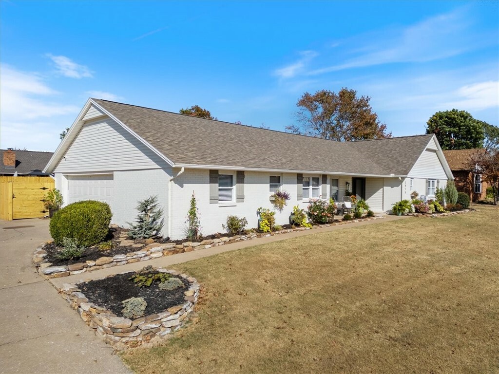 Property Photo:  2615 W Dauphine Drive  AR 72758 