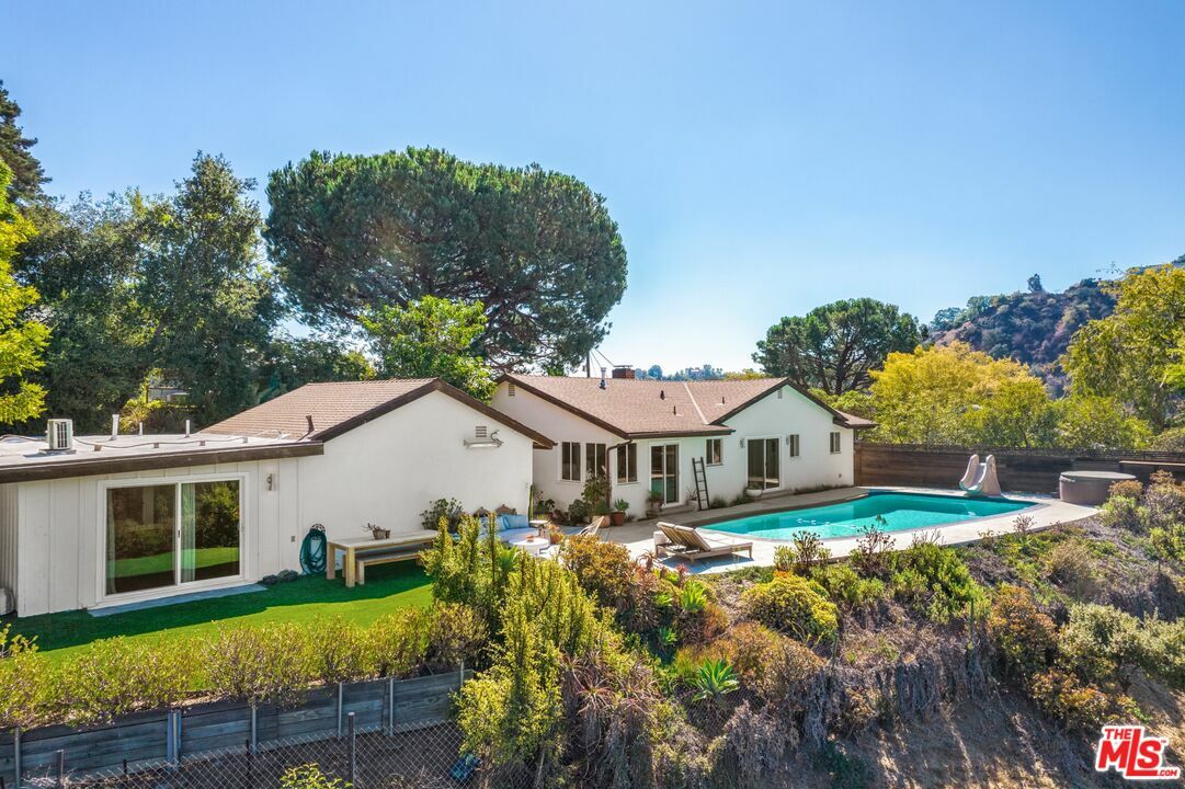 Property Photo: 2316 Laurelmont Pl CA 90046
