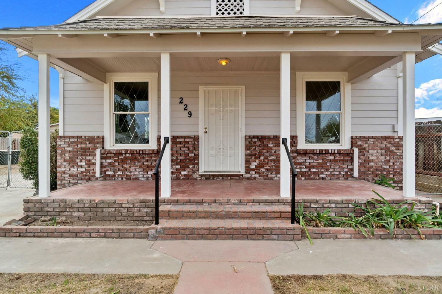 Property Photo:  229 Oleander  CA 93245 