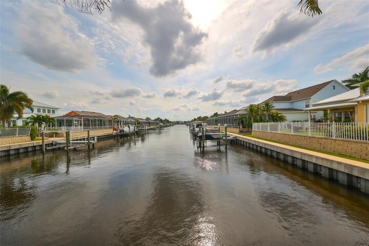 Property Photo: 618 Islebay Drive FL 33572