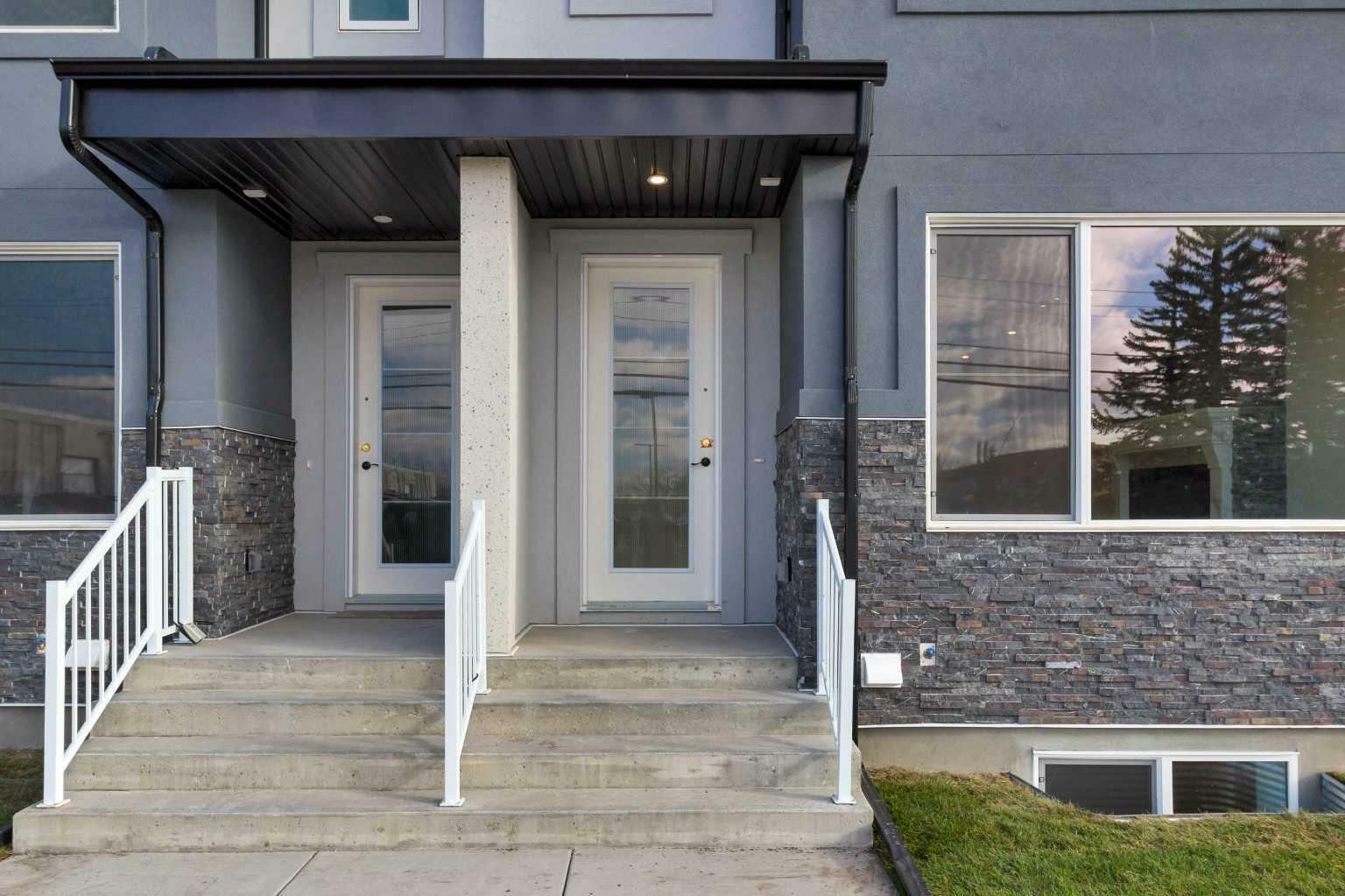 Property Photo:  5224 21 Street SW  AB T3E 1S1 