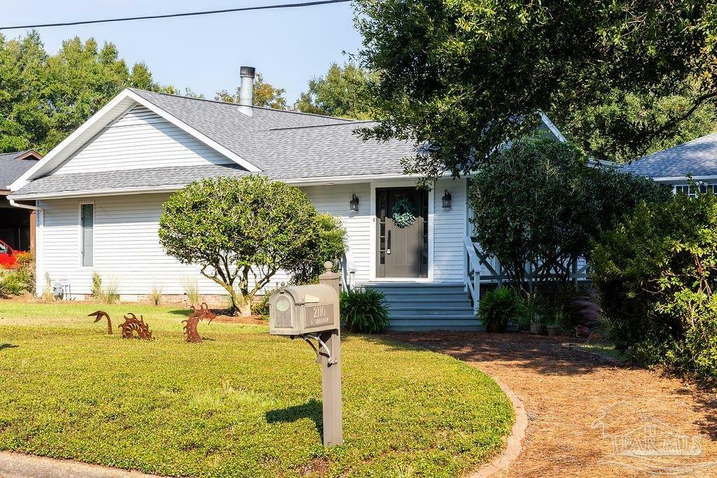 Property Photo:  2110 E Lakeview Ave  FL 32503 