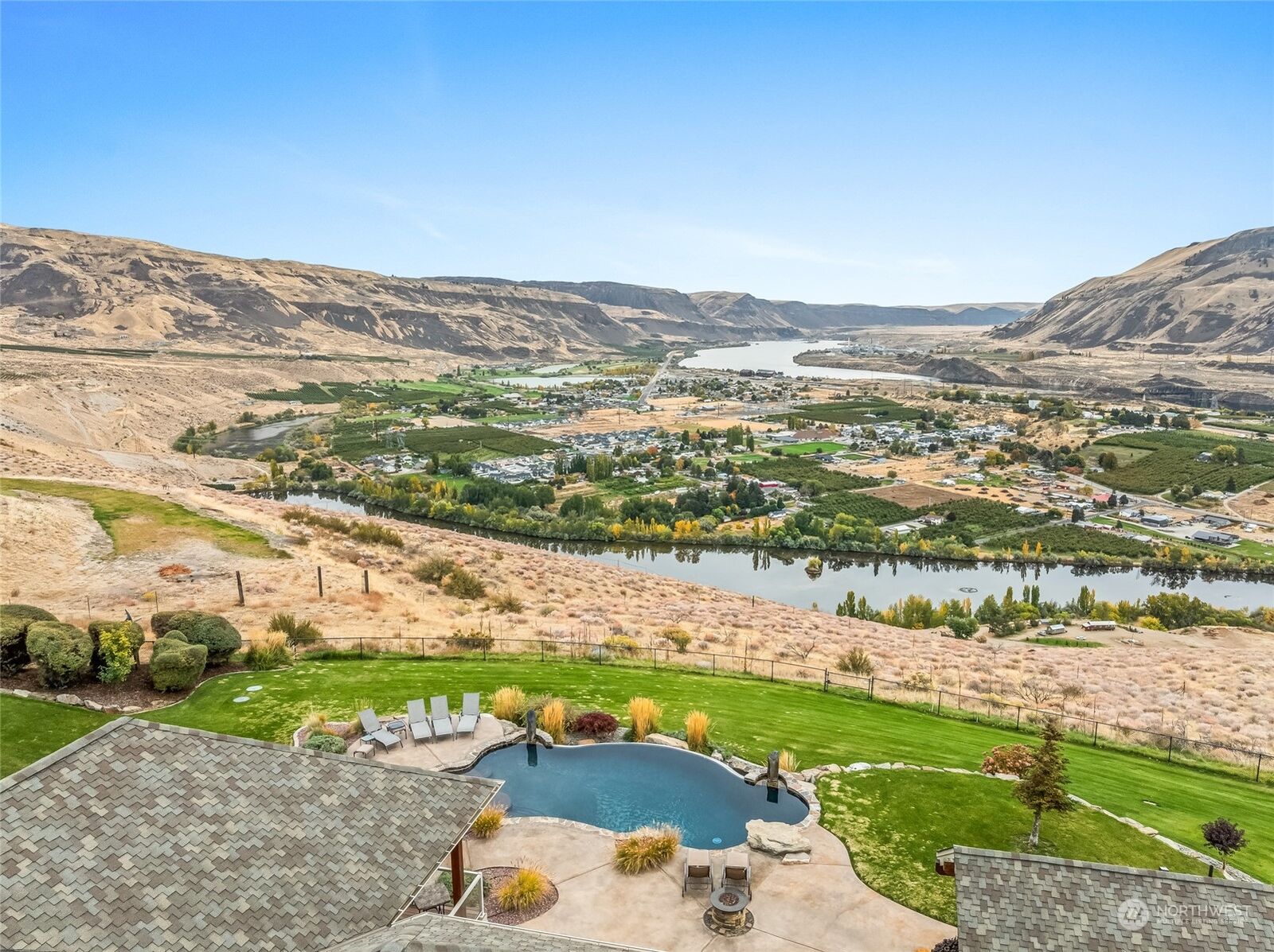 Property Photo: 1114 S Wells WA 98802