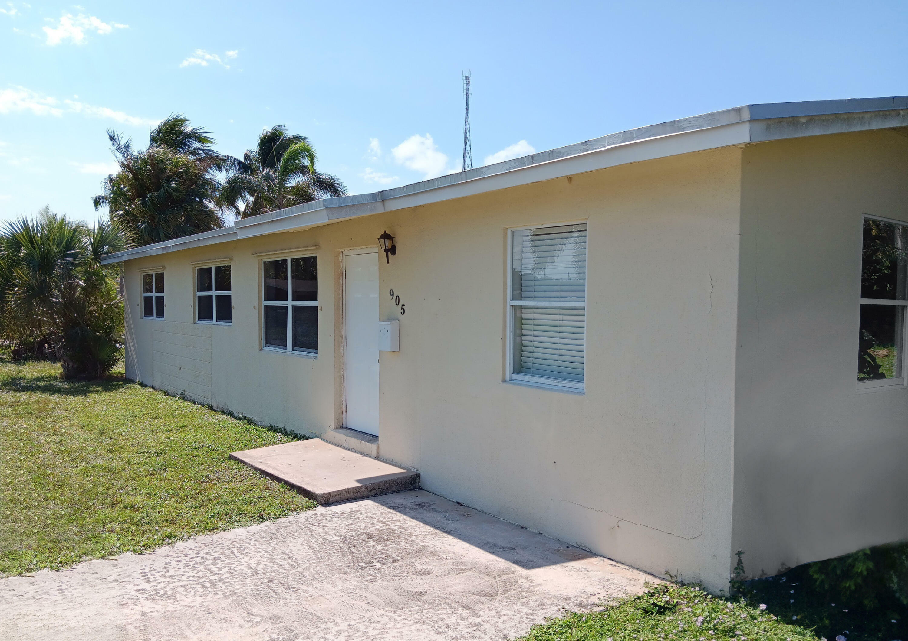 Property Photo:  905 W Kalmia Drive  FL 33403 