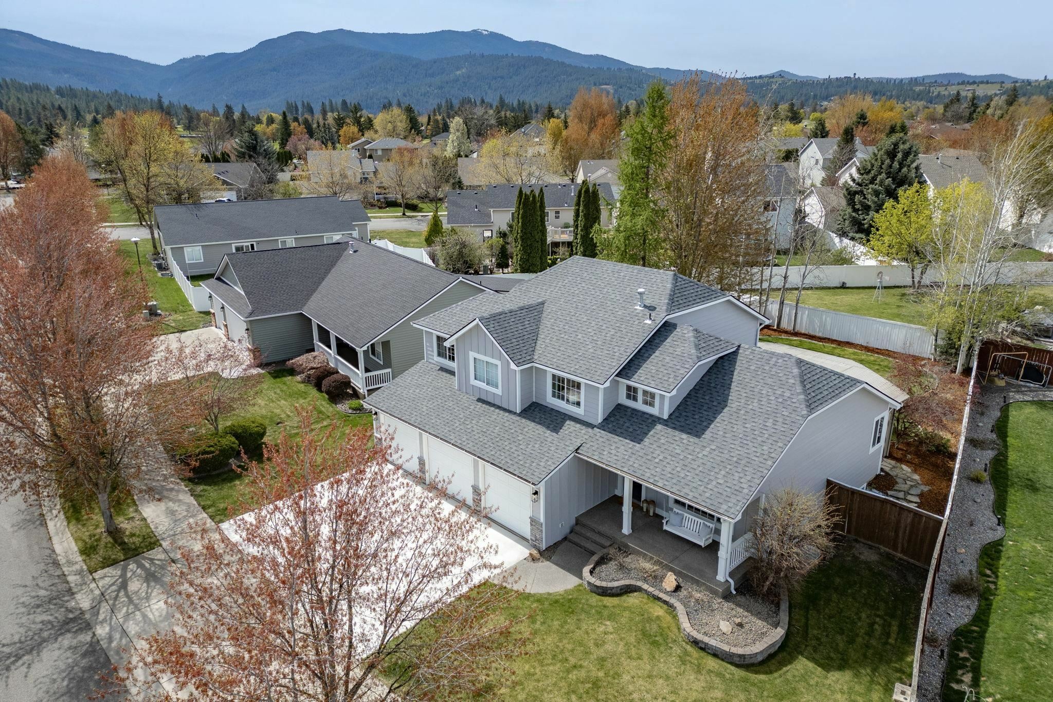 Property Photo:  925 N Simpson Rd  WA 99019 