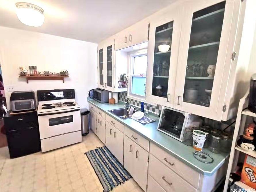 Property Photo:  305 Ruth Street E  SK S7J 0L2 