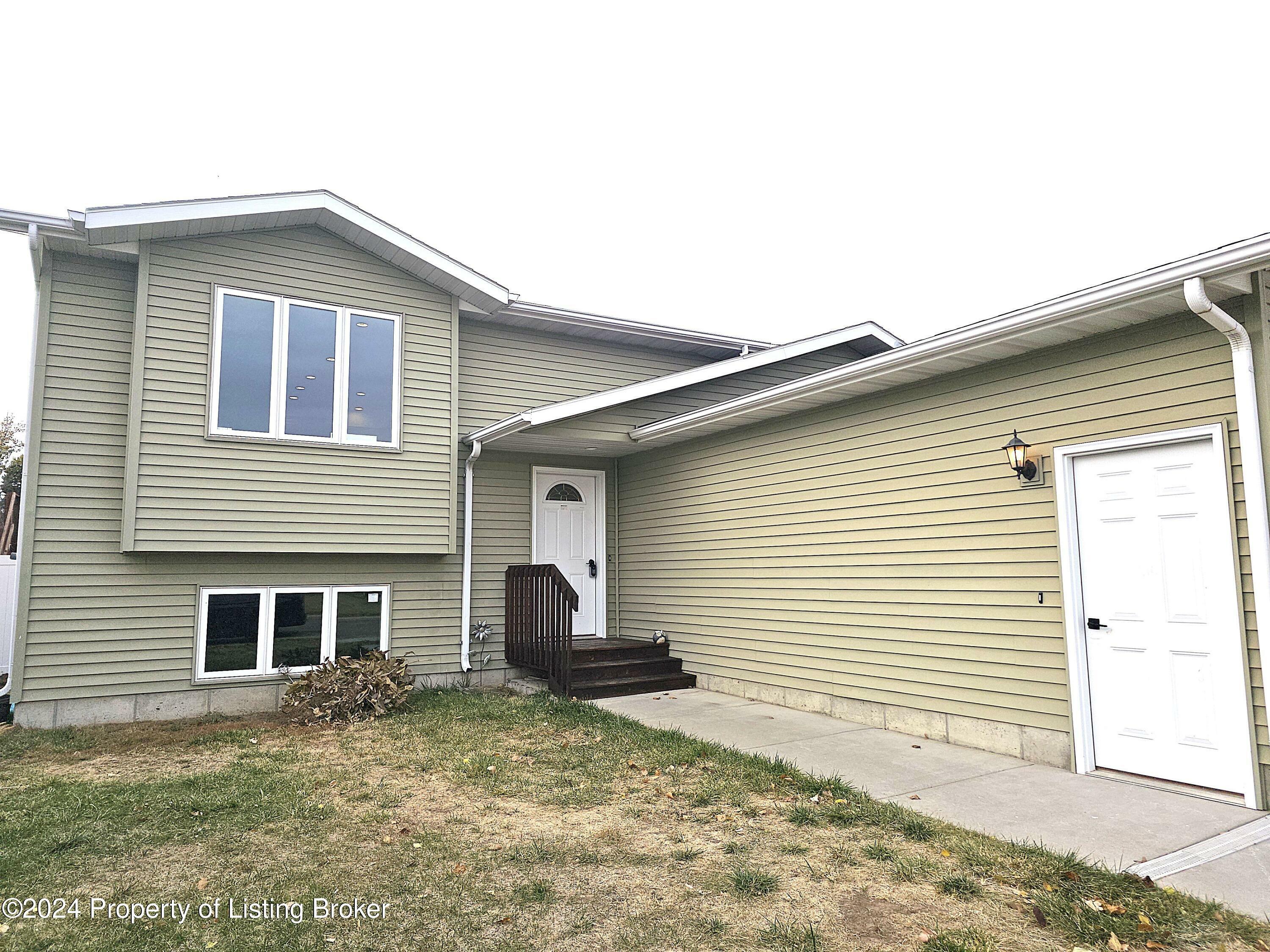 Property Photo:  873 Shinagle Drive  ND 58601 