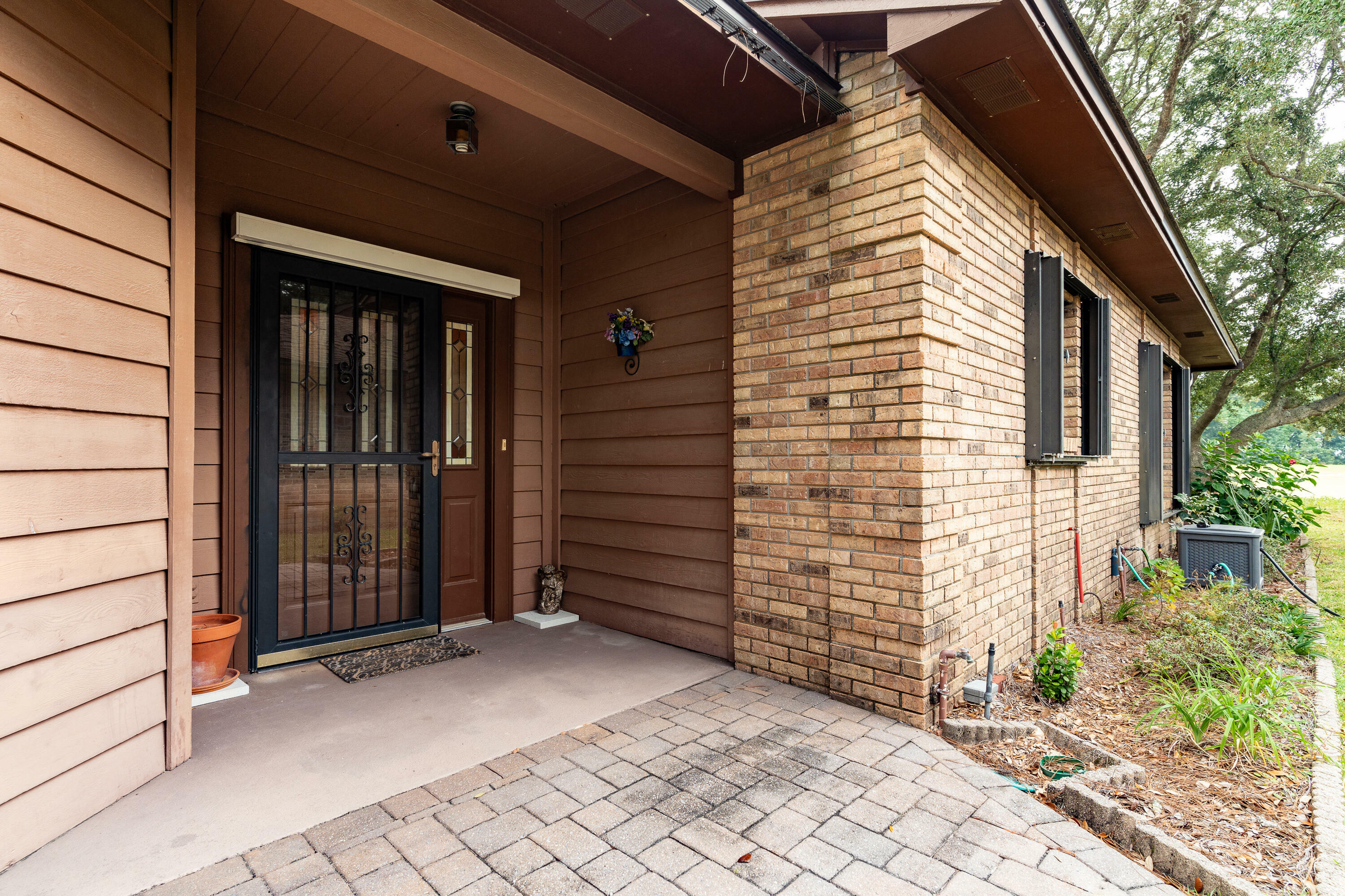 Property Photo: 889 Shalimar Court FL 32579
