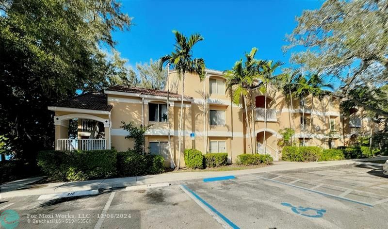 Property Photo:  2425 NW 33rd St 1304  FL 33309 