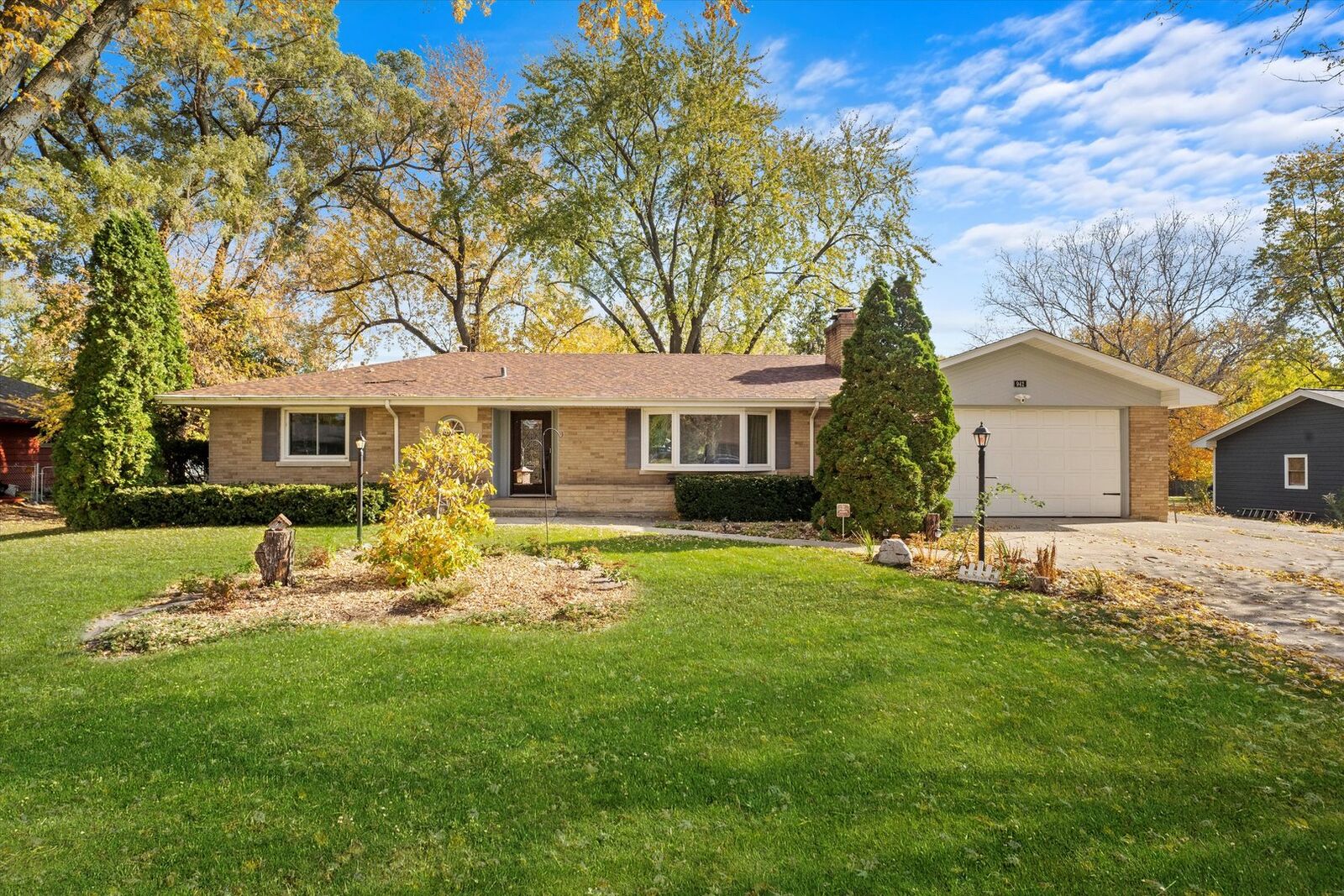 Property Photo:  942 Johnston Drive  IL 60506 