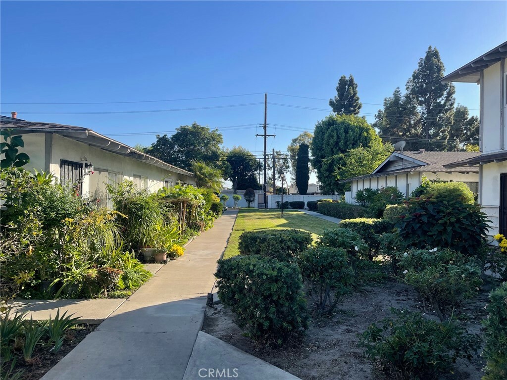 Property Photo:  615 S Euclid Street 33  CA 92704 