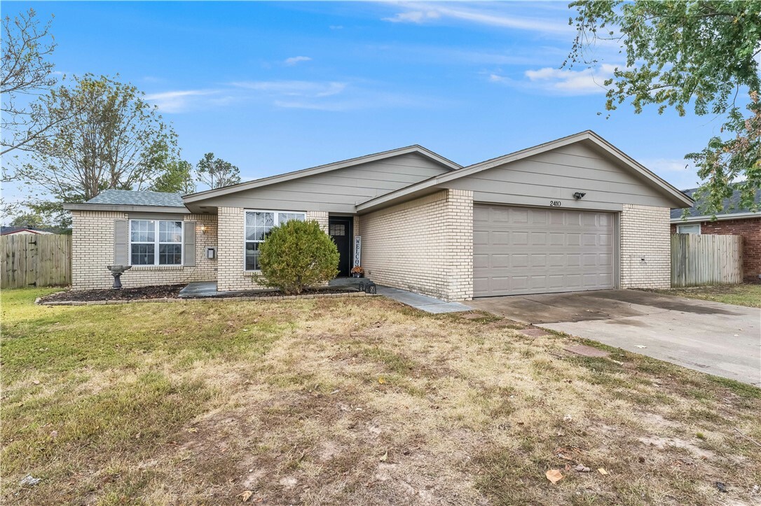 Property Photo:  2410 W Oak Street  AR 72758 