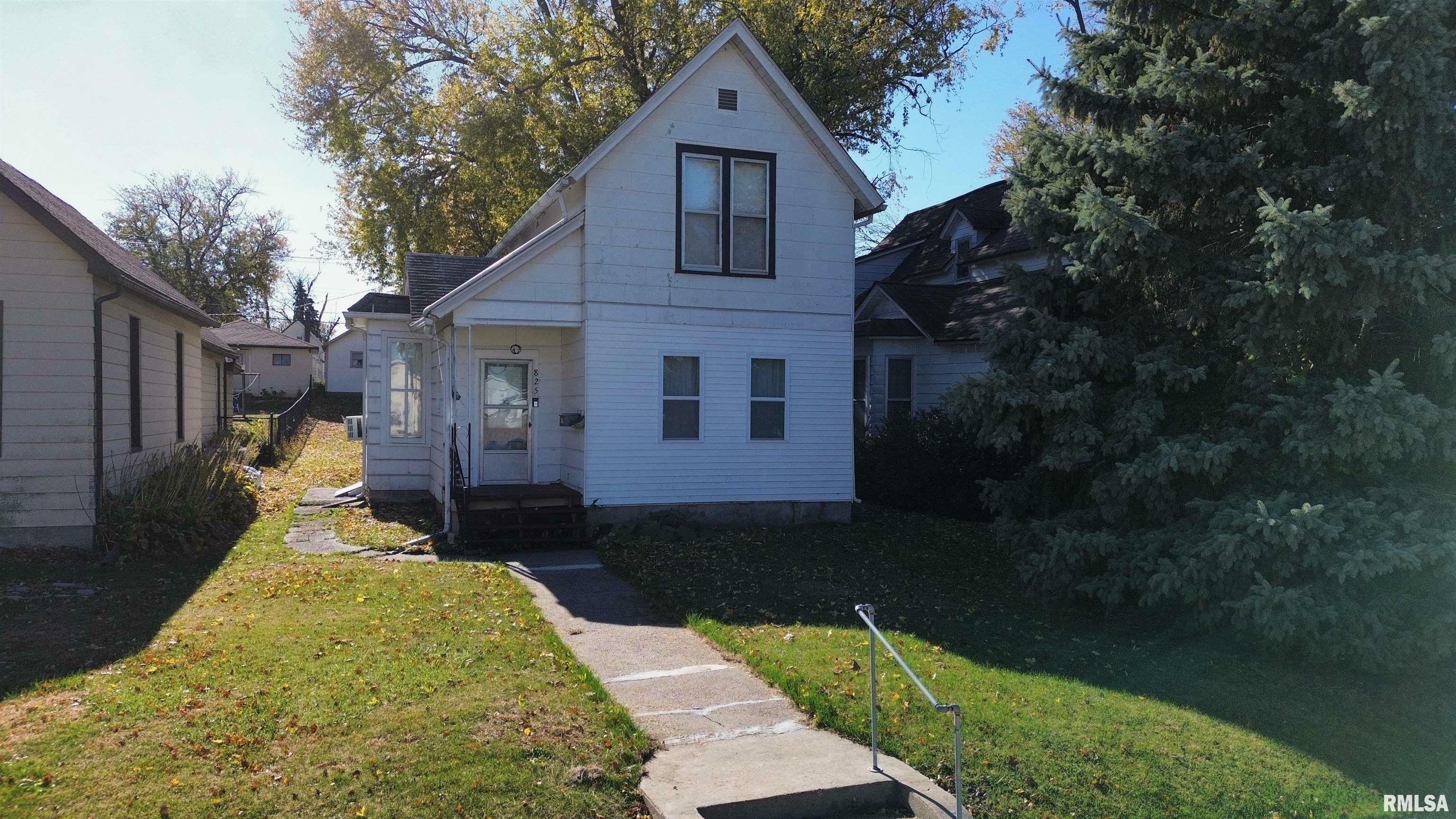 Property Photo:  825 11th Avenue South  IA 52732 