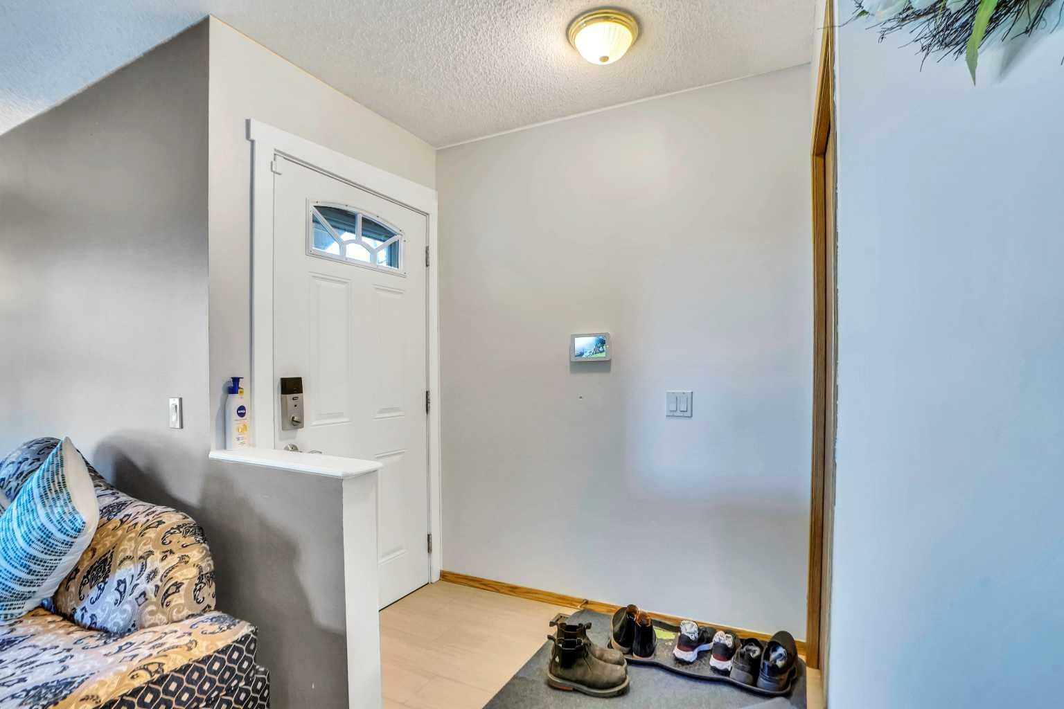 Property Photo:  164 Martinwood Way NE  AB T3J 3H8 