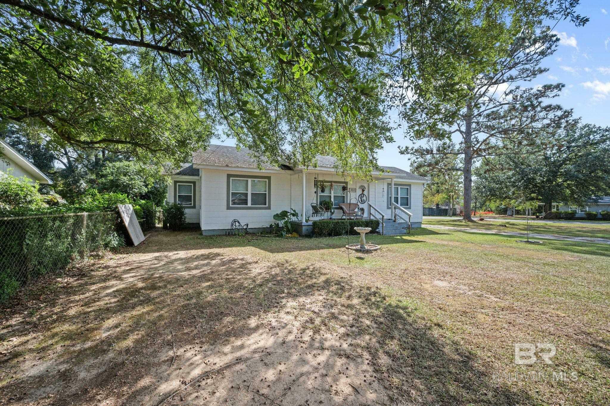 Property Photo:  300 E 10th Street  AL 36507 