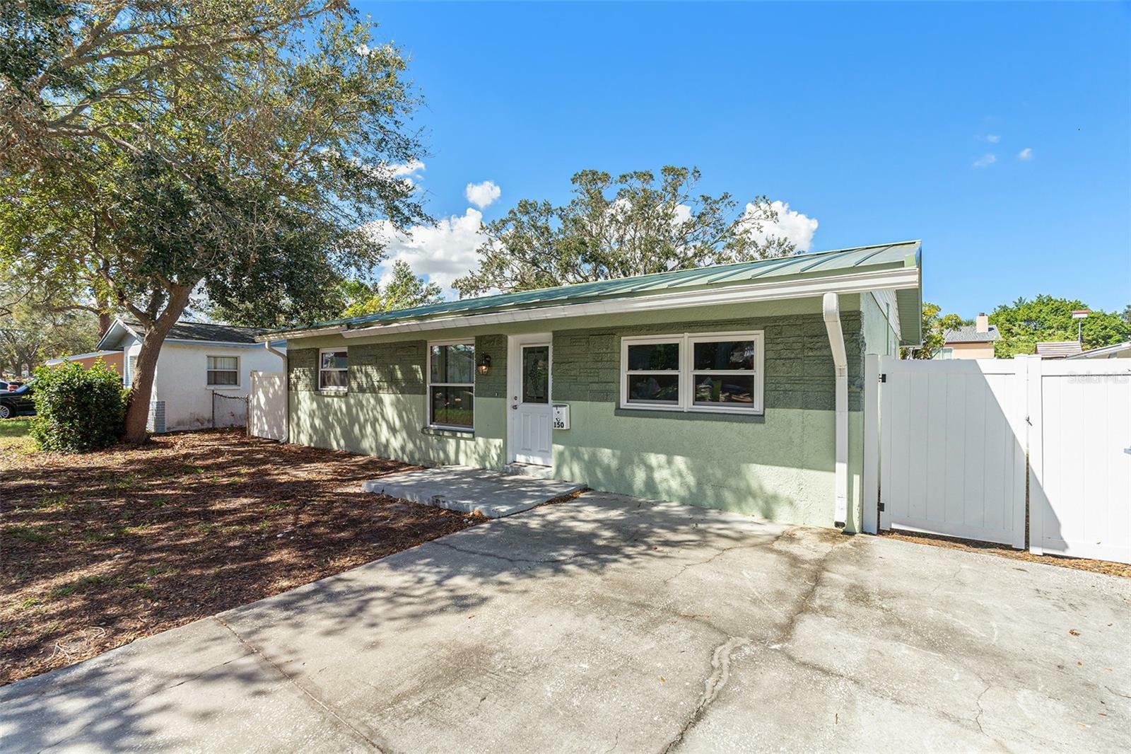 Property Photo:  150 SE Lincoln Circle N  FL 33703 