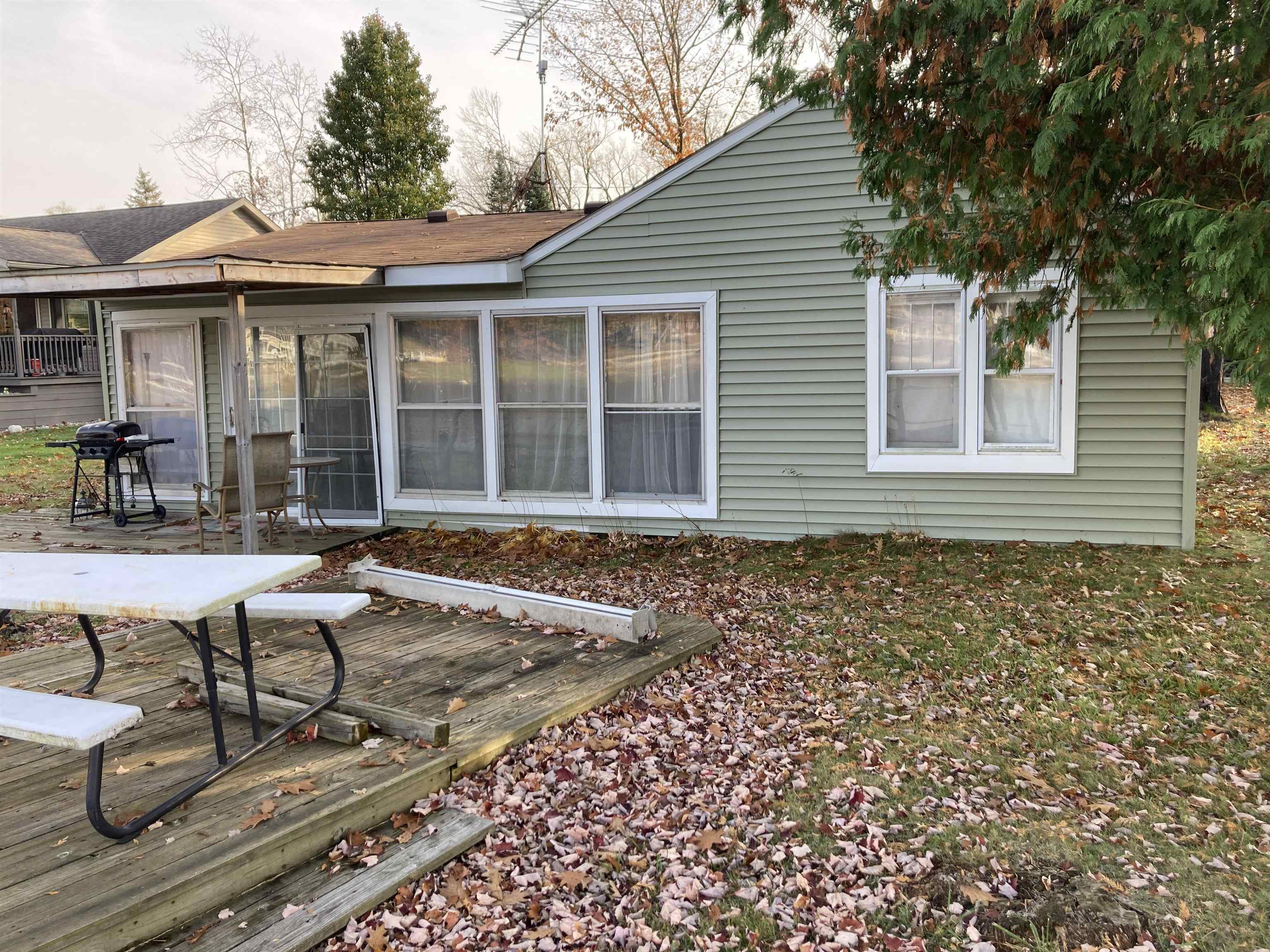 Property Photo:  633 E Sun Oil Road  MI 48624-8493 