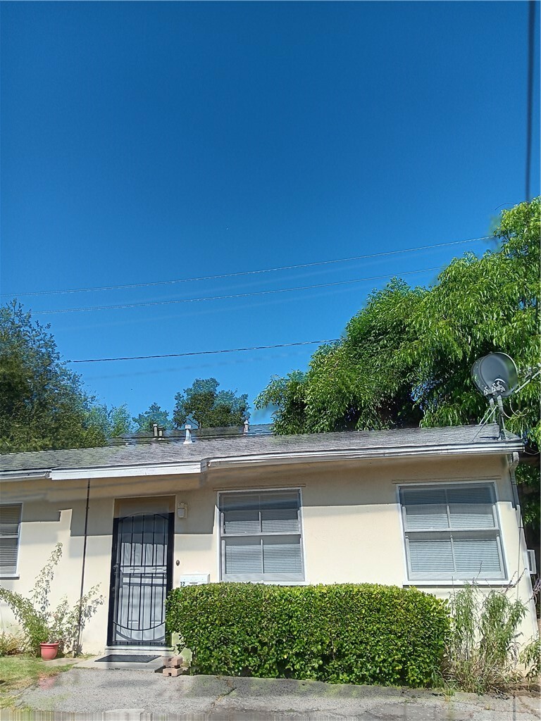 Property Photo:  72 N Parkwood Avenue  CA 91107 