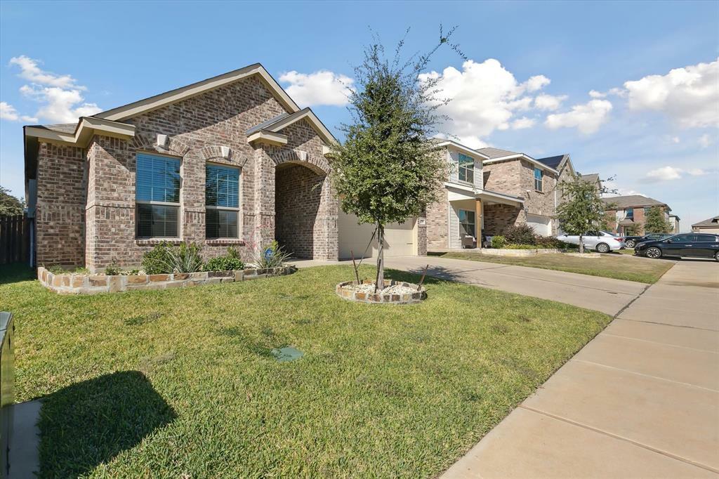 Property Photo:  428 Cross Ridge Circle N  TX 76120 