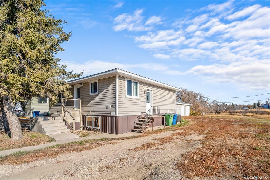 Property Photo:  873 4th Avenue NE  SK S6H 1H8 