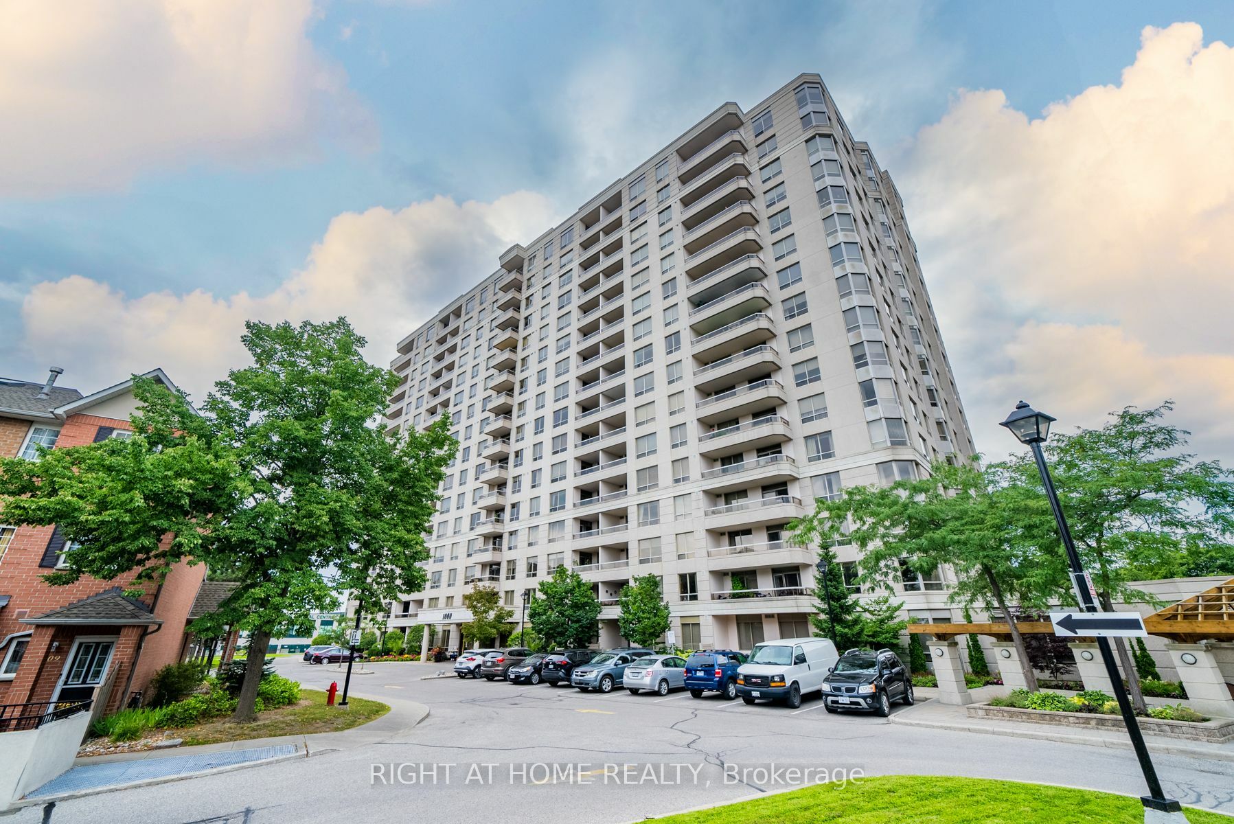 Property Photo:  1000 The Esplanade N 1613  ON L1V 6V4 