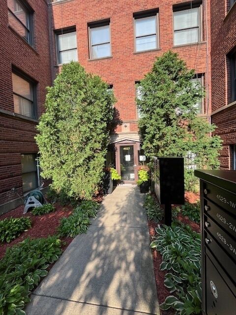 Property Photo:  4527 S Drexel Boulevard 2N  IL 60653 