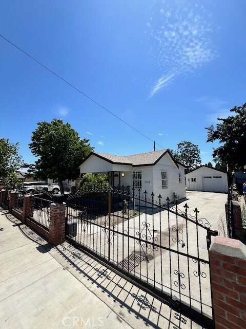 Property Photo:  2322 E 130th Street  CA 90222 