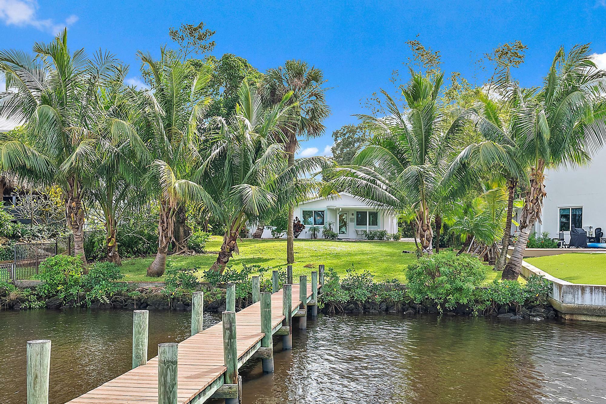 Property Photo:  1408 SW Palm City Road  FL 34994 