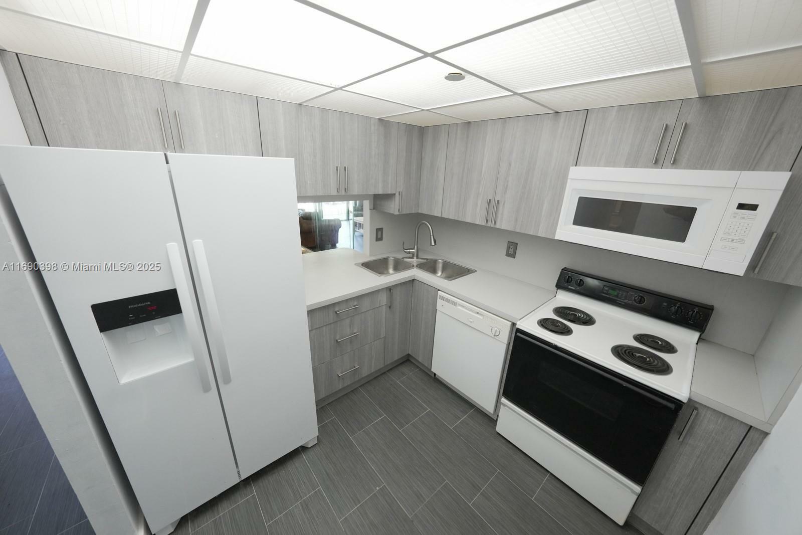 Property Photo:  1470 NE 123rd St 104  FL 33161 