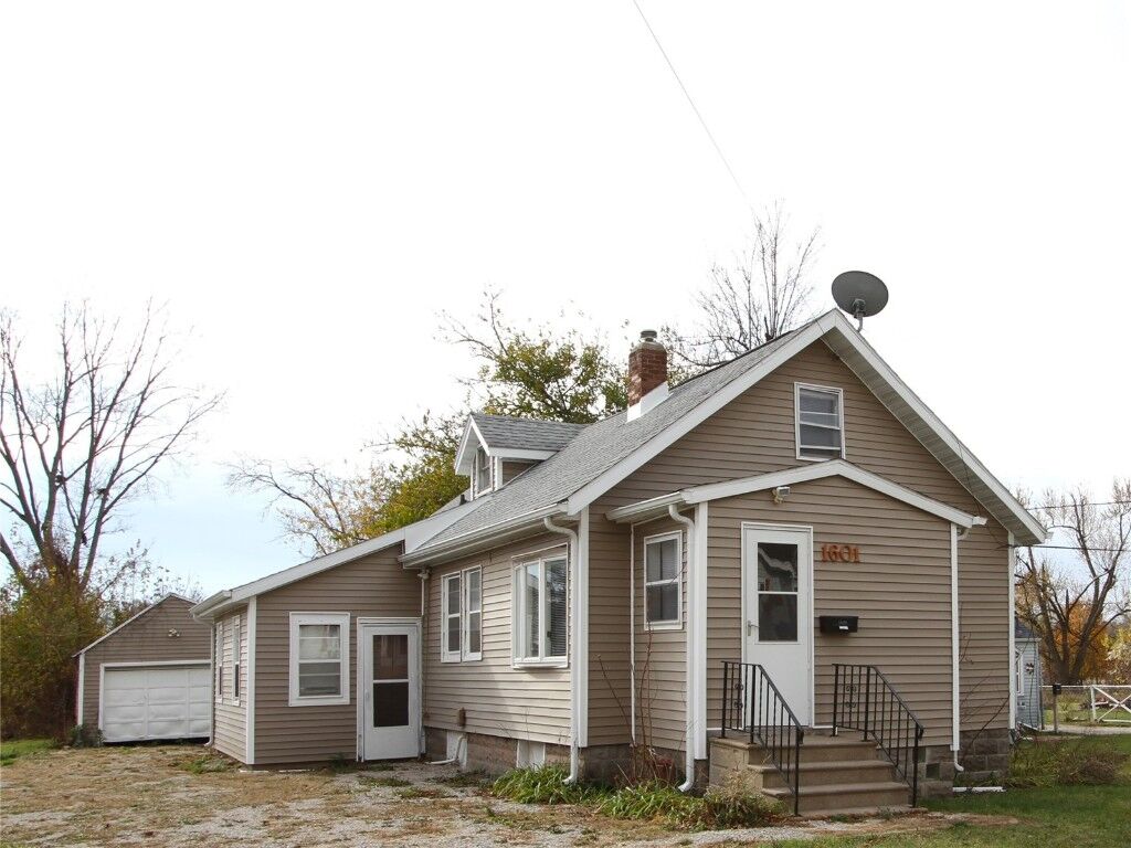 Property Photo:  1601 34th Street NE  IA 52402 