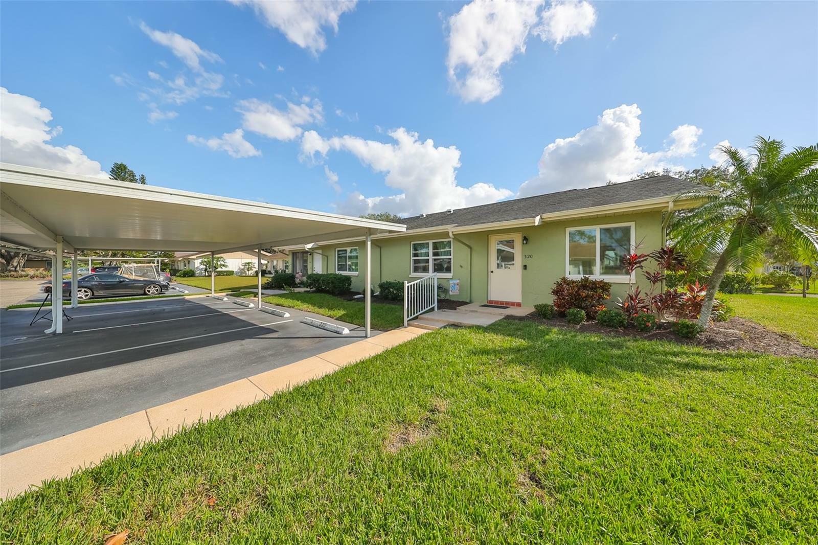 Property Photo:  320 Gloucester Boulevard  FL 33573 