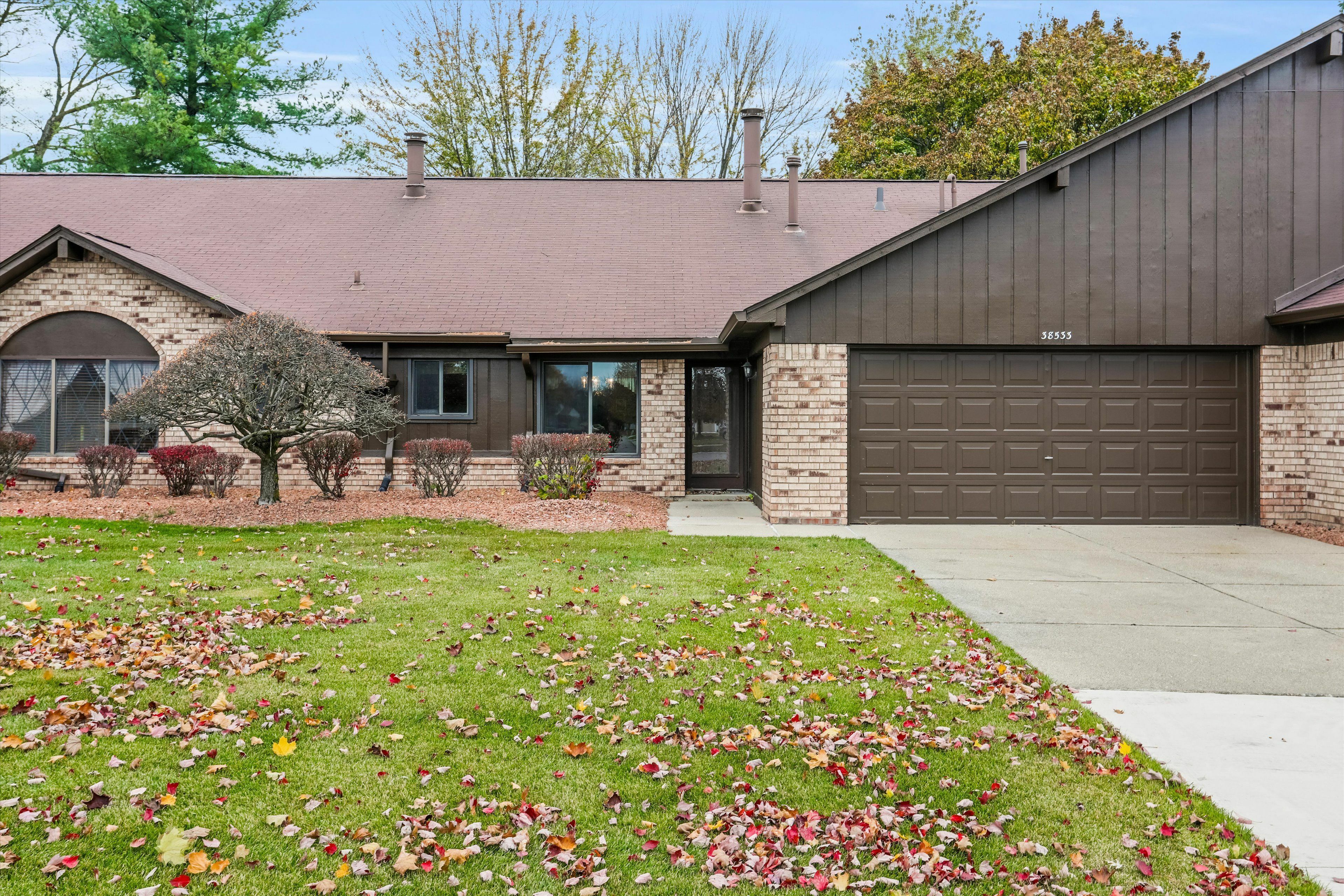 Property Photo:  38533 Palm Meadow Drive  MI 48036 1985 