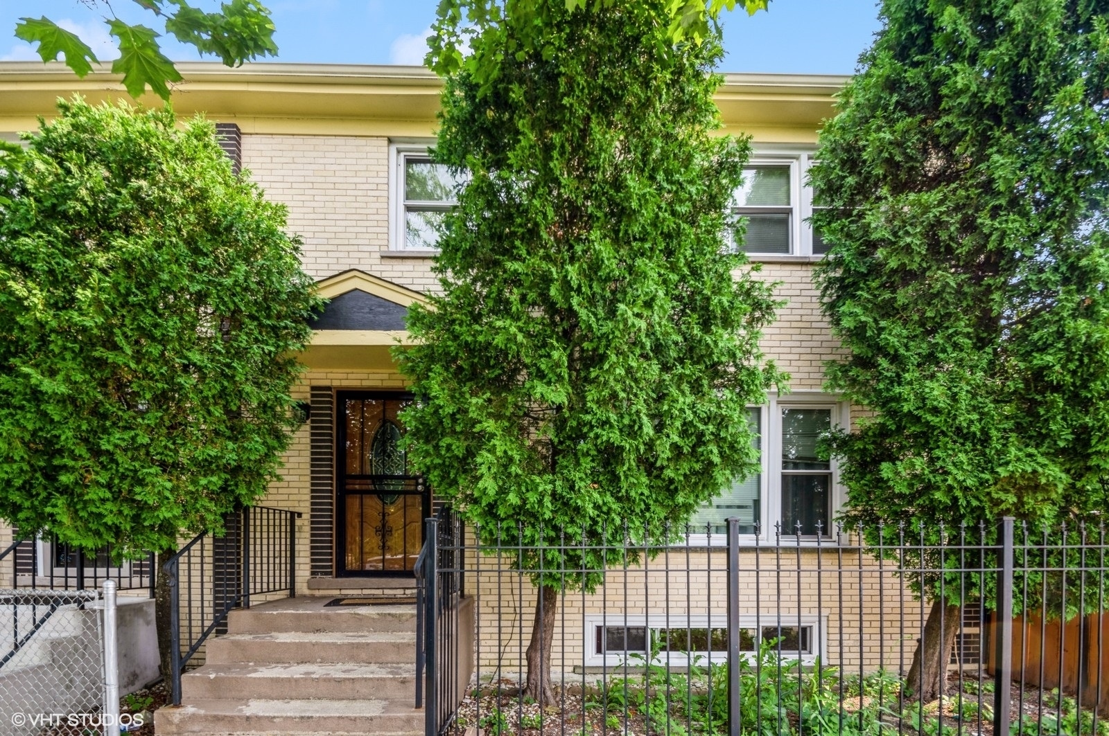 Property Photo:  2453 W Pratt Boulevard A  IL 60645 