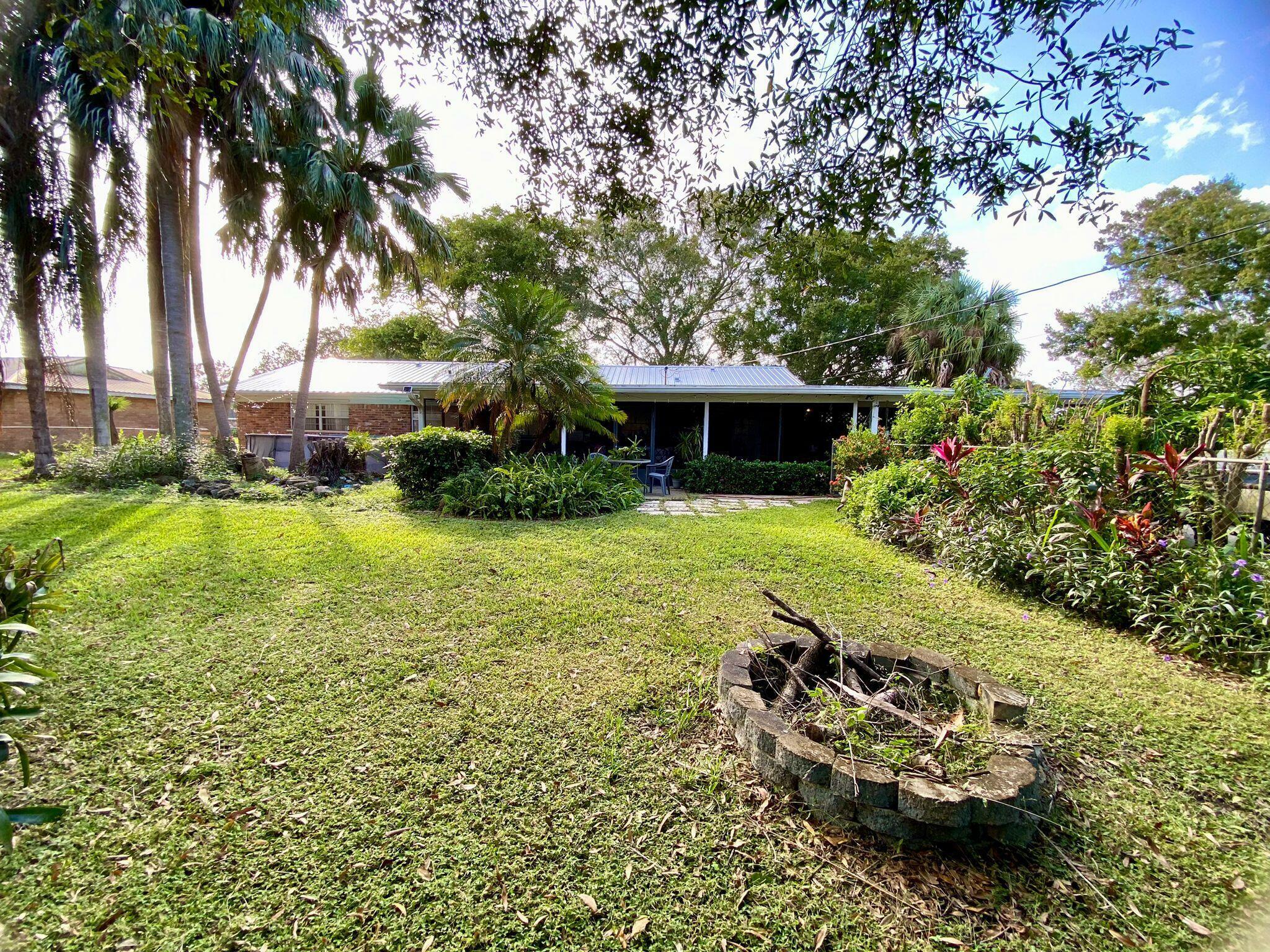 Property Photo:  820 Laurel Street  FL 33440 