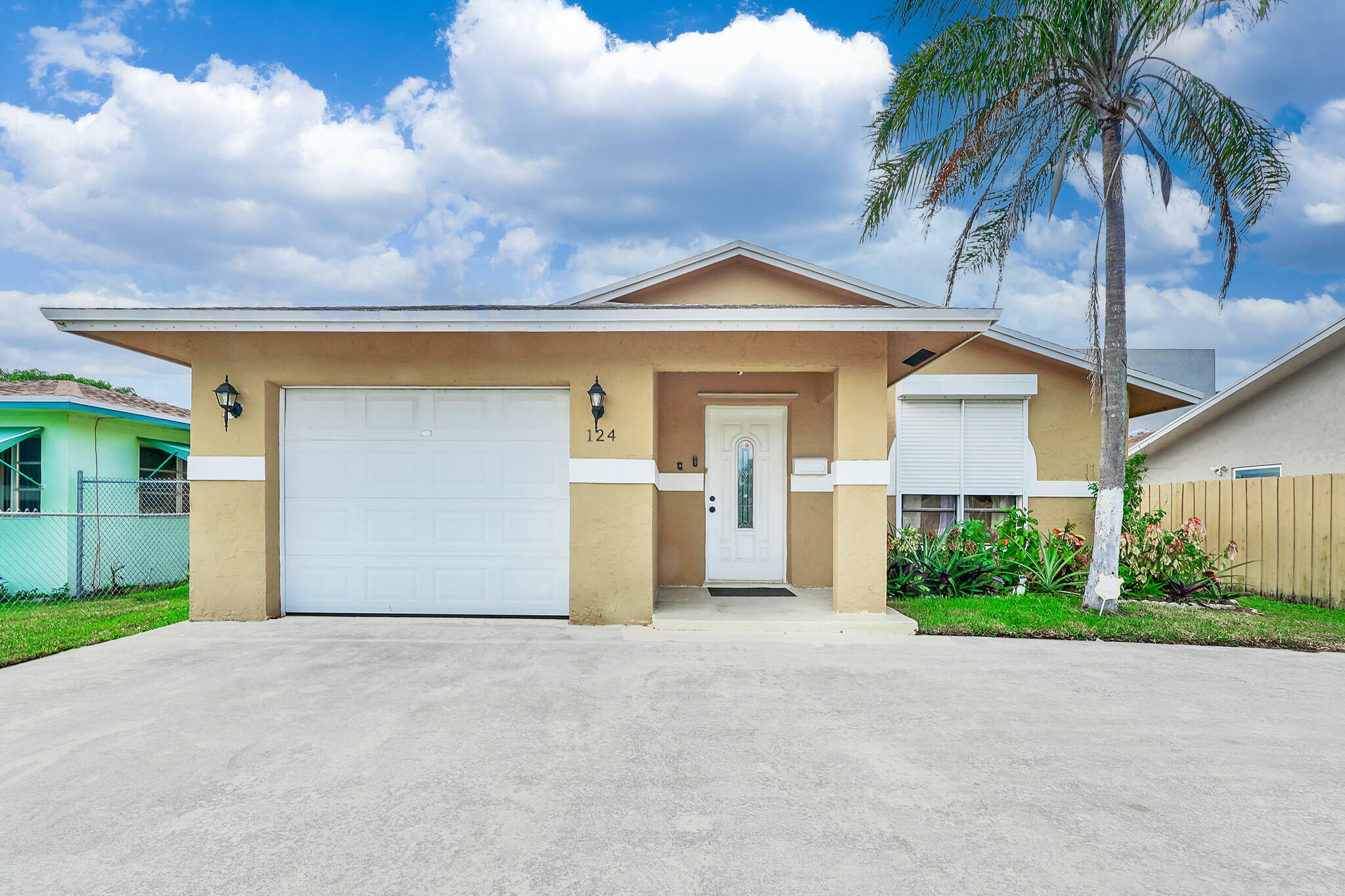 Property Photo:  124 NW 8th Avenue  FL 33444 